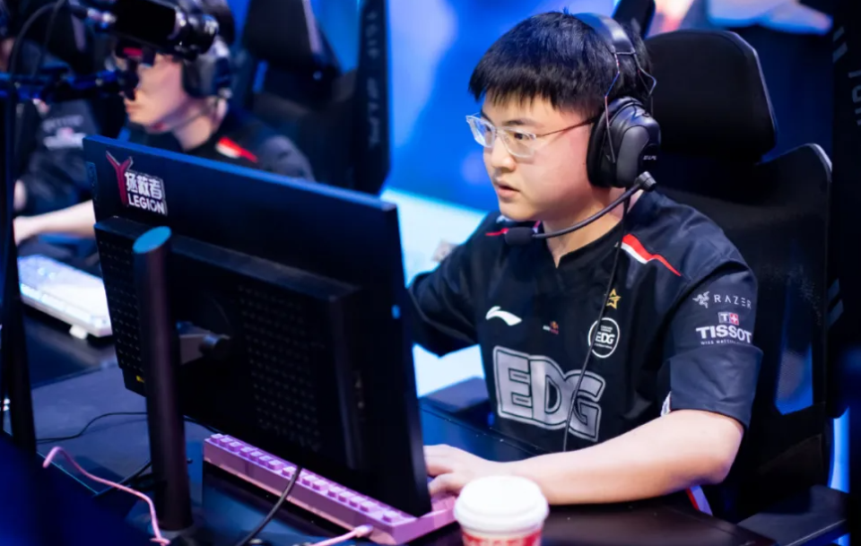 Uzi连续二十场比赛得分超过战术调整,塞尔维亚队不断突破!观众掌声雷动 Uzi连续二十场比赛得分超过战术调整,塞尔维亚队不断突破!观众掌声雷动