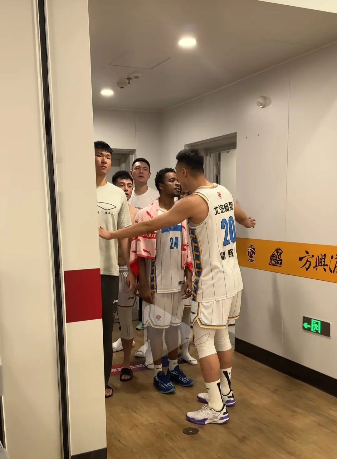 开云体育-今晚体能课后，广州队防线松动备战NBA总决赛，引发热议，更衣室氛围转暖-开云体育